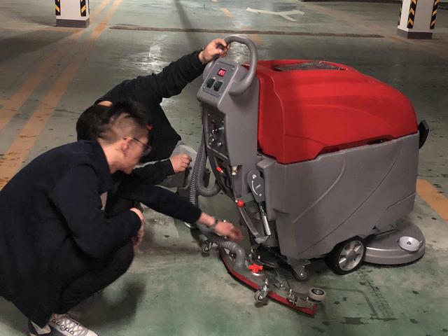 大型商超的停車(chē)場(chǎng)選用手推式洗地機(jī)GX3
