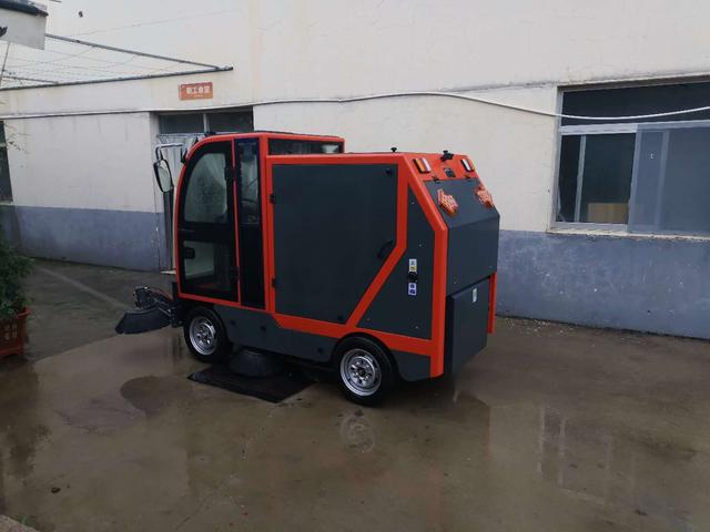 設(shè)施維護(hù)公司選擇全封閉駕駛式掃地車(chē)GS10